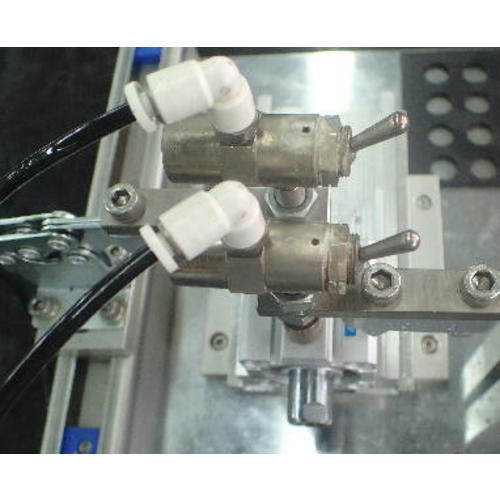 TRUSCO 4방향 소형 전환 밸브 4포트 M5 토글 레버 타입 TSV-41T-M5 1개