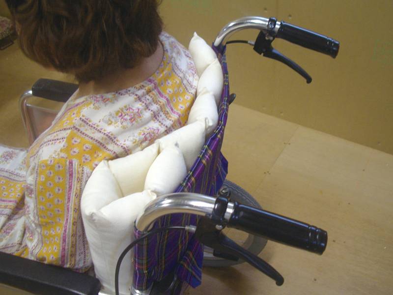 Marui Shoji RAKUDES Bellows back cushion for wheelchairs, Ivory