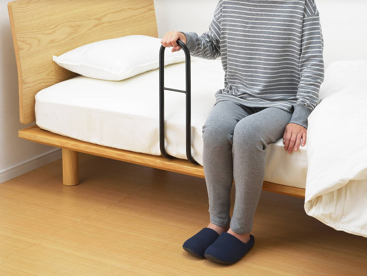 Ernest Standing Up Assist Handrail Grabbing