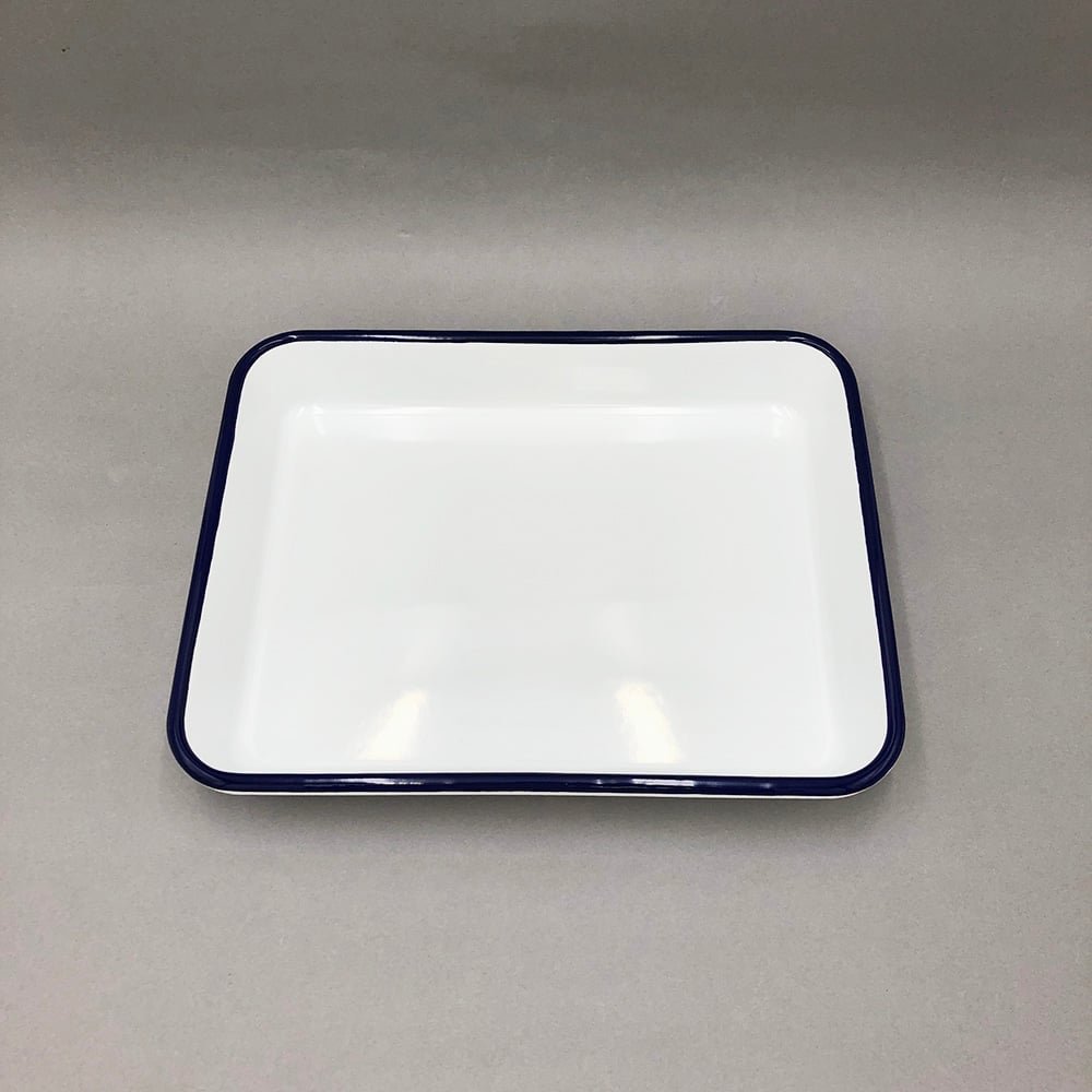 1 enamel tray, 6-cut