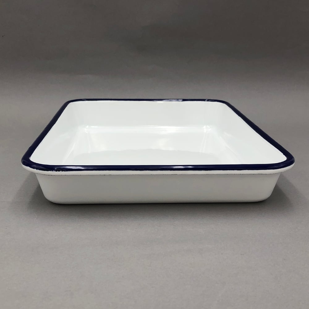 1 enamel tray, 6-cut