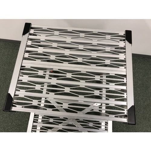 ＴＲＵＳＣＯ　作業用踏台　アルミ製・グレーチング仕様　ＳＵＳ金具　２段　高さ０．６ｍ　天板５００×４００　TSFGR-256　1 台