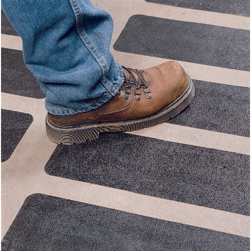 ＴＲＵＳＣＯ　ノンスリップテープ屋内外用　平滑面強粘着タイプ　１００ｍｍＸ１８ｍ　黒　お纏め３巻入　KNSP100X18-3BK　1 箱