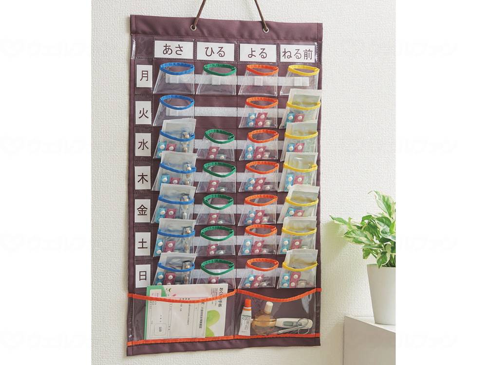 A medicine calendar that makes it easy to insert and dispense Cojit