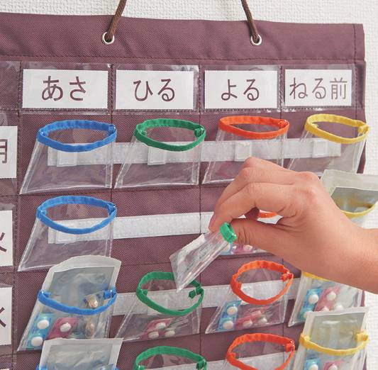 A medicine calendar that makes it easy to insert and dispense Cojit