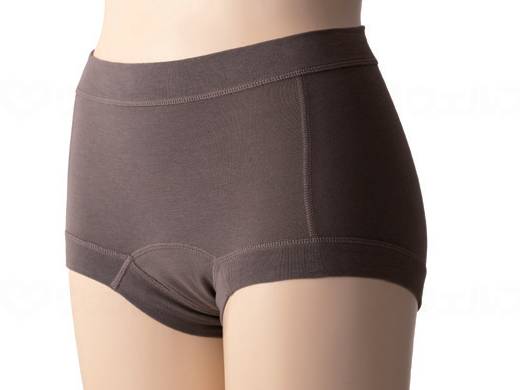 Antibacterial and deodorizing with the power of Andor charcoal. Fully enveloping, moisture-wicking shorts. Charcoal brown, L size.