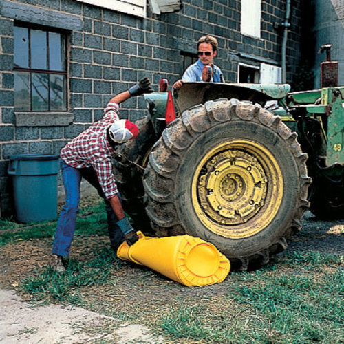 Rubbermaid Round Brute Container with Slits, 37.9L, Red, 261005, 1 pc