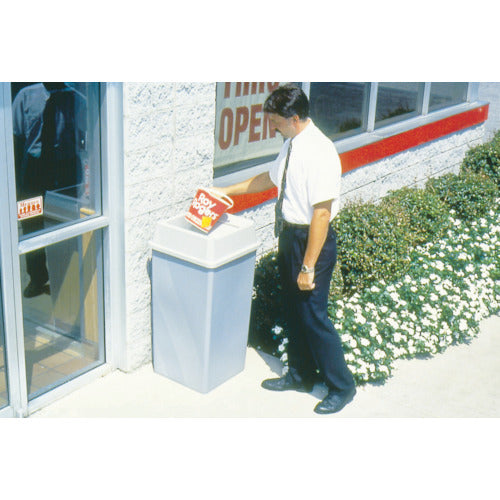 Rubbermaid Untouchable Square Container Lid Swing Type 132.5L 266402 1 pc