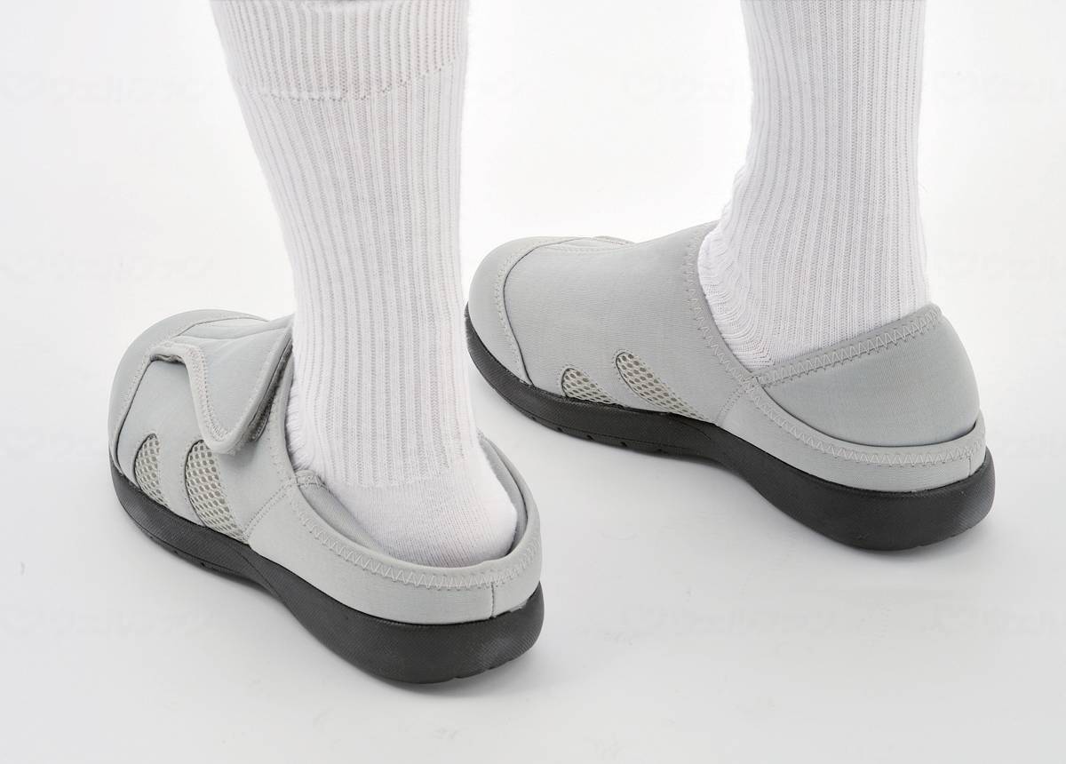 神戸生絲「あし笑顔」かかとが踏めるﾙｰﾑｼｭｰｽﾞ ｸﾞﾚｰ L